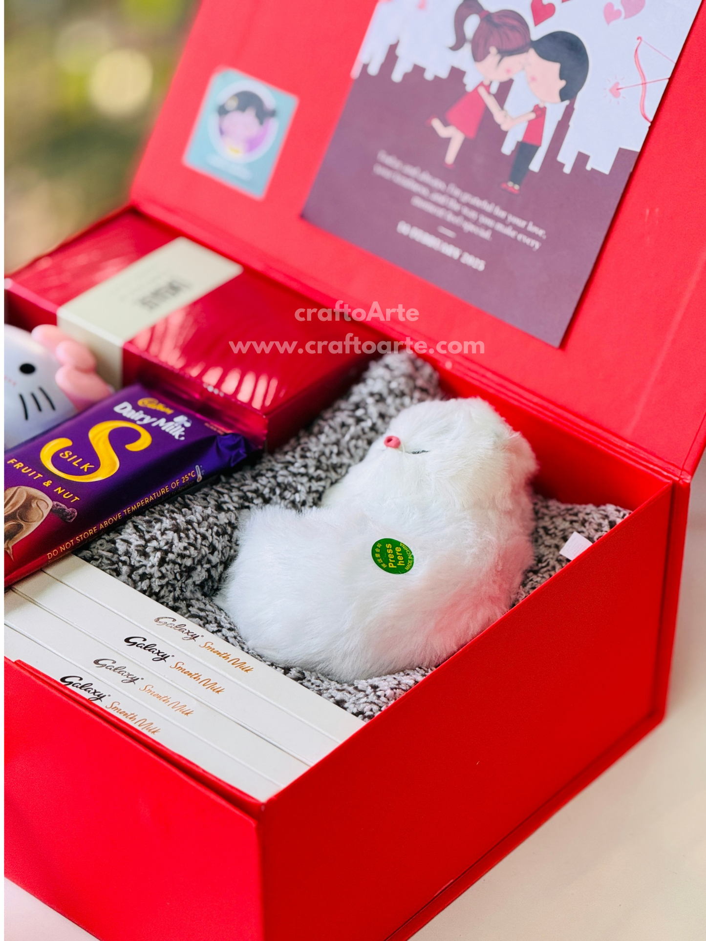 വാലന്റൈൻസ് ഡേ ക്യൂട്ട് സർപ്രൈസ് ഗിഫ്റ്റ് ഹാംപർ ബോക്സ്, ചോക്ലേറ്റുകൾ, സോഫ്റ്റ് ടെഡി, ഗ്രീറ്റിംഗ് കാർഡ് & മിനി ടോയ്